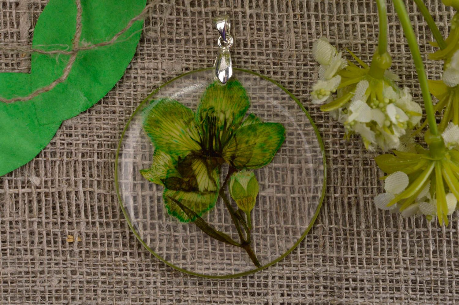 Кулон ручной работы украшение из эпоксидной смолы подвеска на шею зеленая фото 1