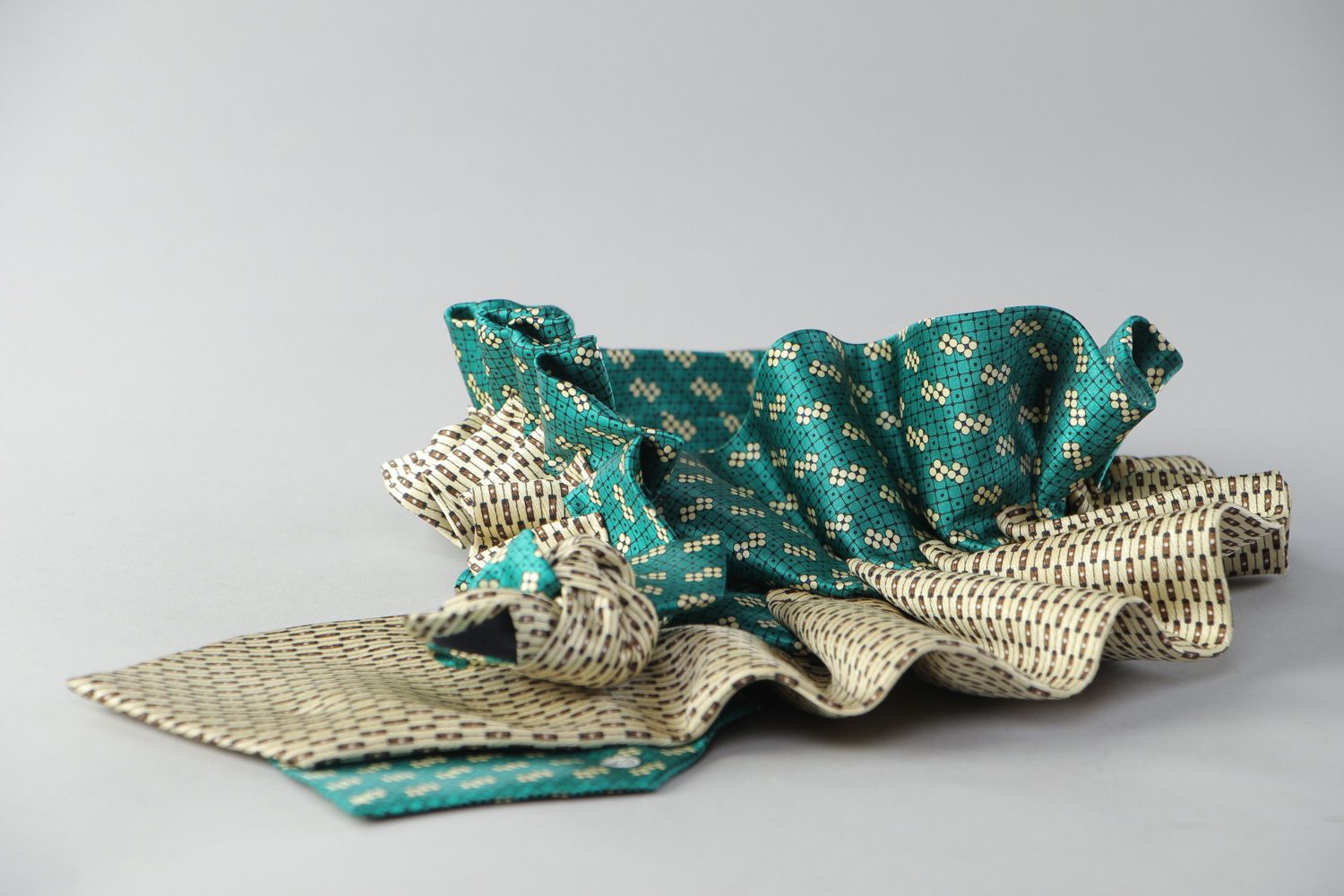 Dekoratives elegantes grünes handgemachtes Krawatten Collier aus Stoff für Frauen foto 3