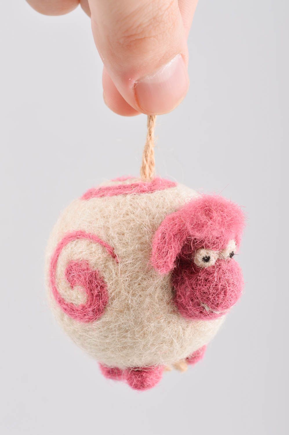 Валяная игрушка ручной работы декор на стену игрушка из шерсти Розовая овечка фото 5