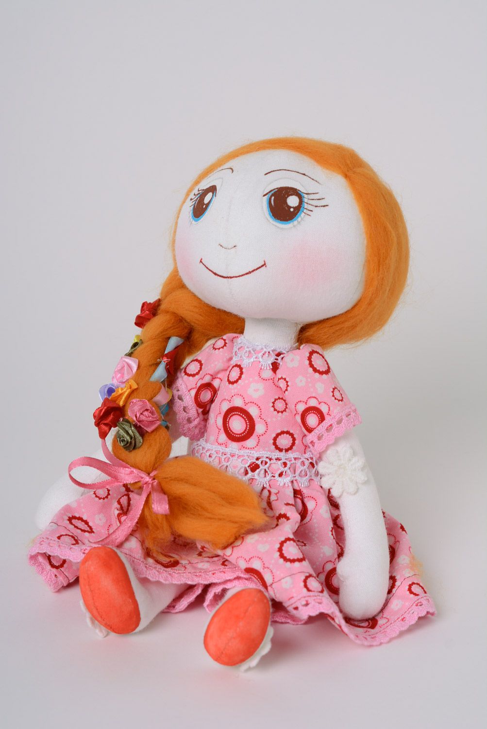 Muñeca de tela artesanal con trenza larga y vestido rosado  foto 4