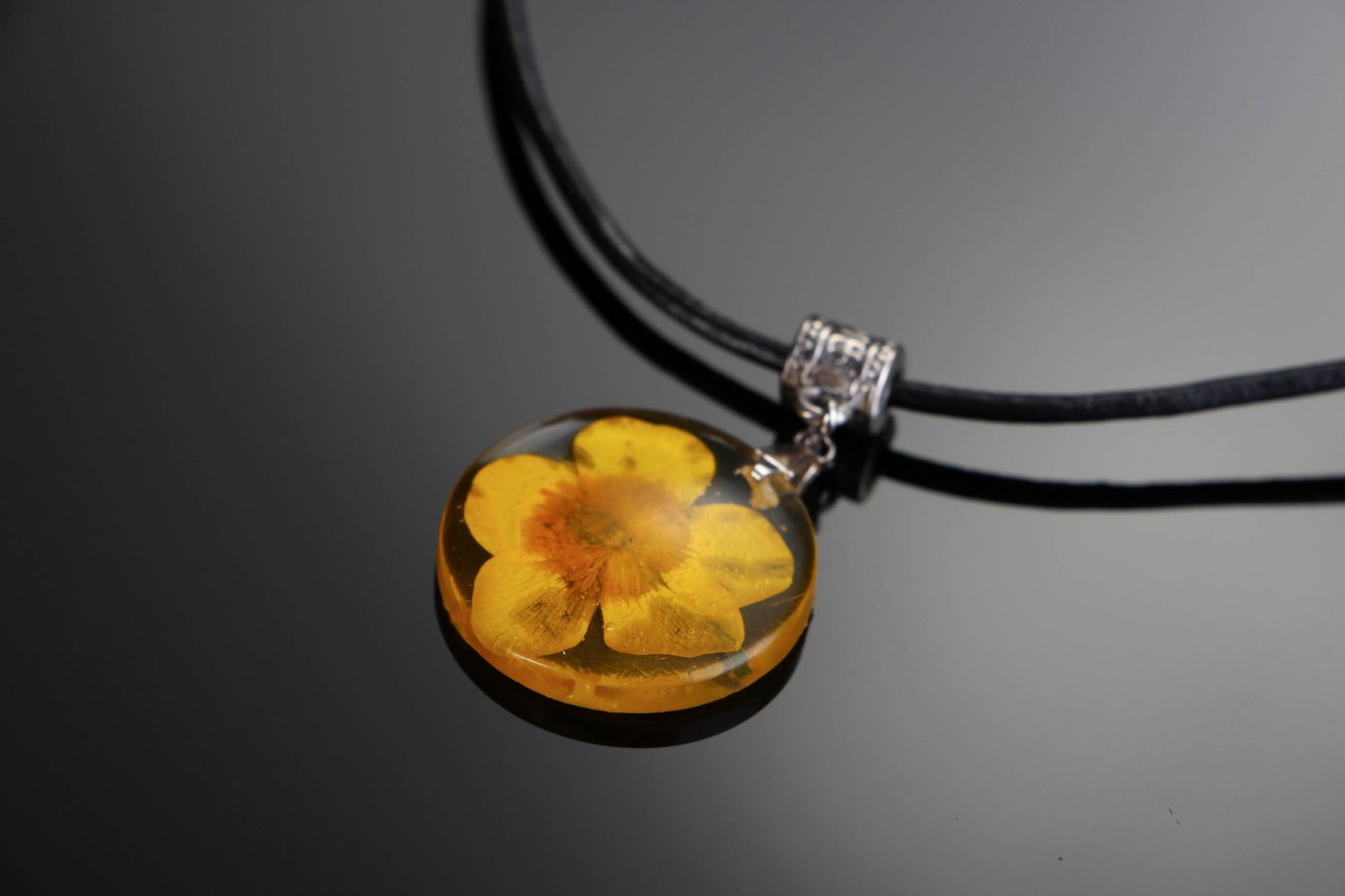 Pendant made of epoxy with buttercup photo 1