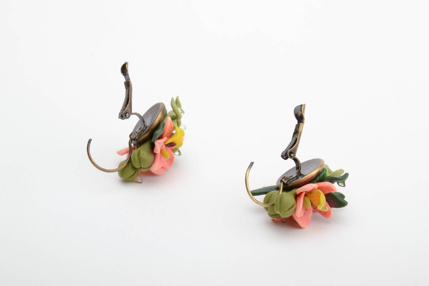 Boucles d'oreilles en pâte polymère fleurs rose et vert originales faites main photo 3