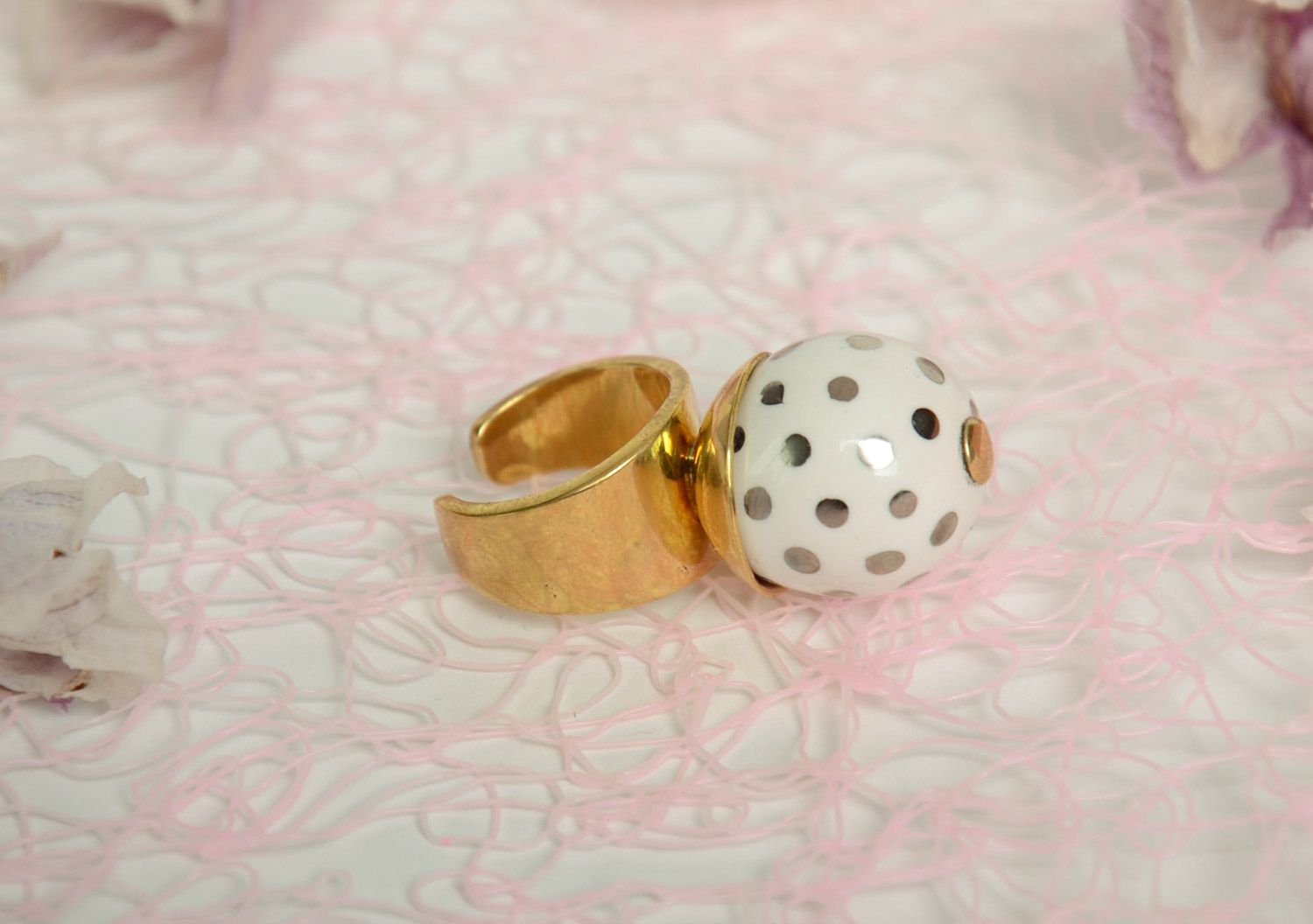 Красивое кольцо из керамики с латунной основой ручной работы женское авторское фото 1