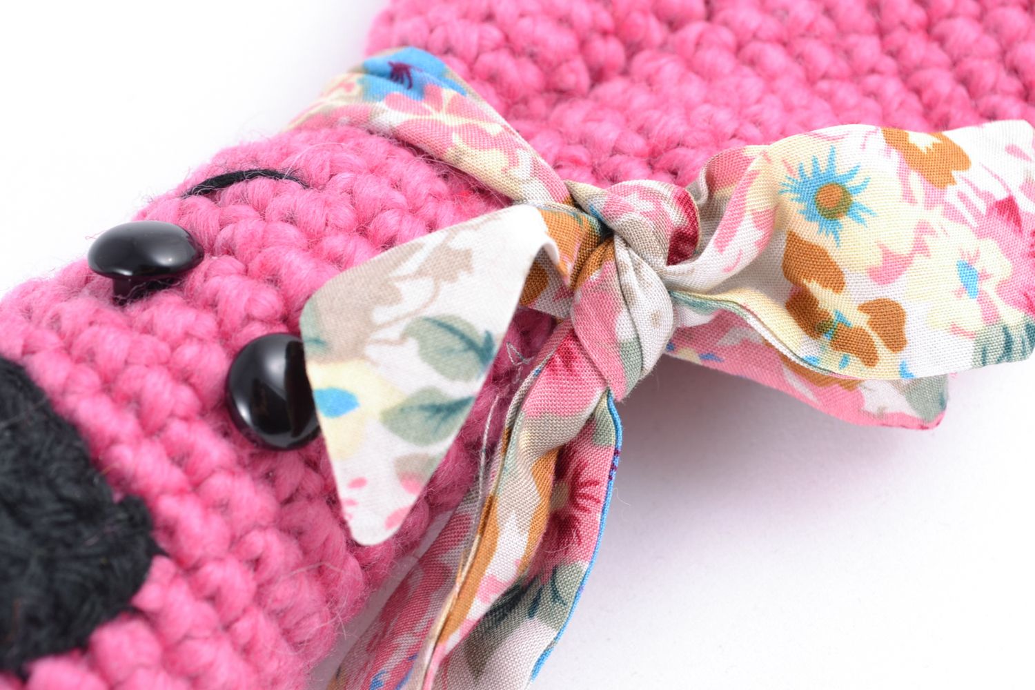 Petit jouet mou tricoté de fils coton laine acryliques Lièvre rose fait main photo 3