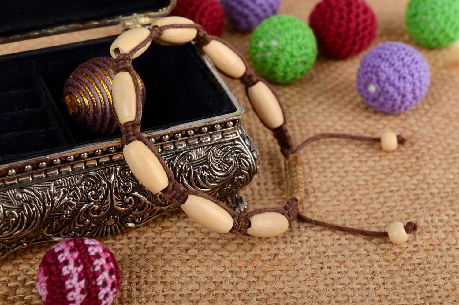 Bracelet fait main en lacet ciré avec perles en bois technique de macramé photo 1