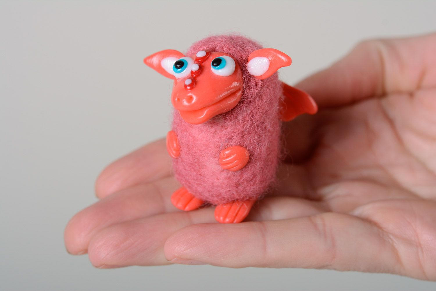 Handmade Spielzeug Drache in Rosa aus Wolle gewalkt und Polymerton klein drollig foto 3