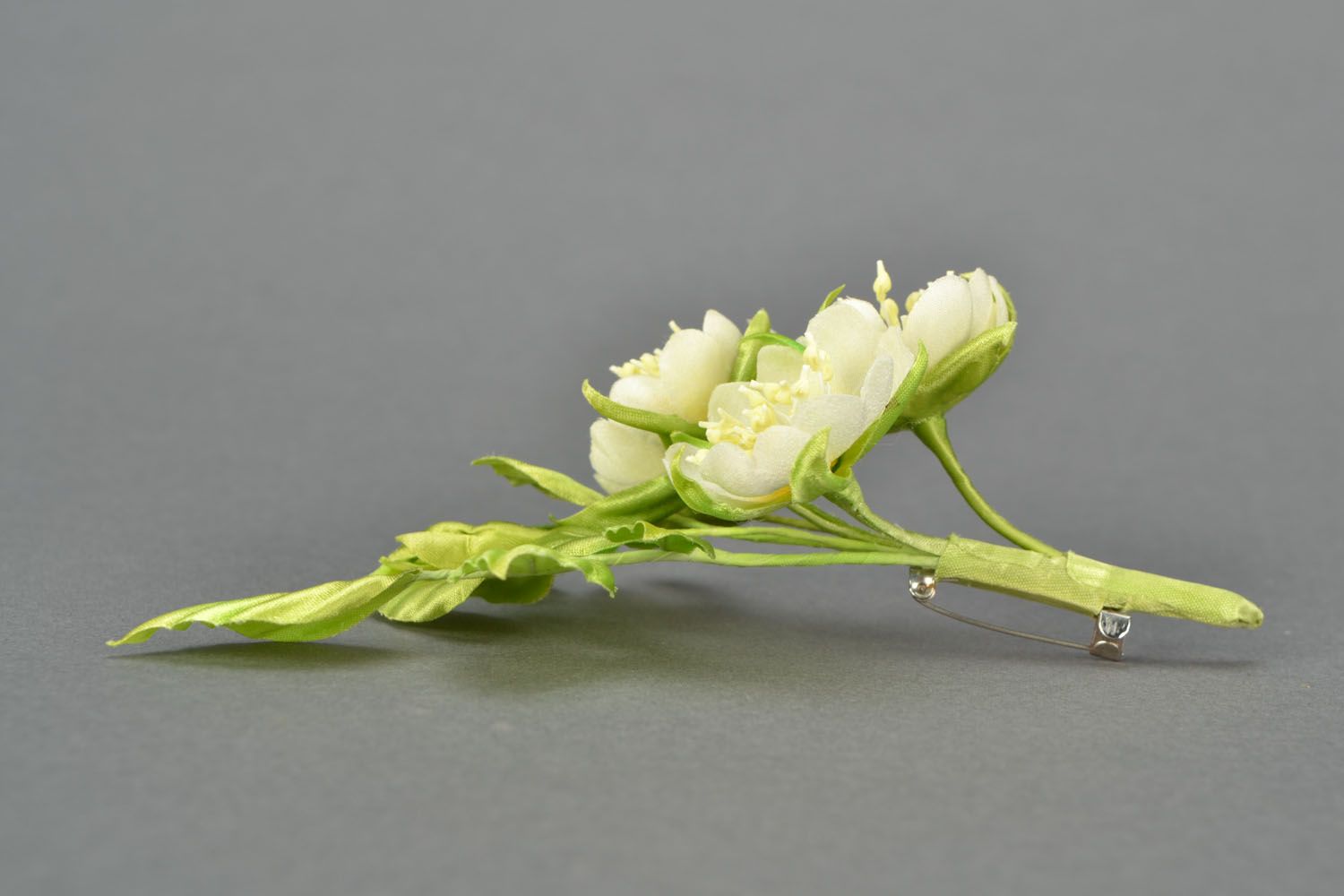 Broche en tissu en forme de fleurs d'églantine photo 4