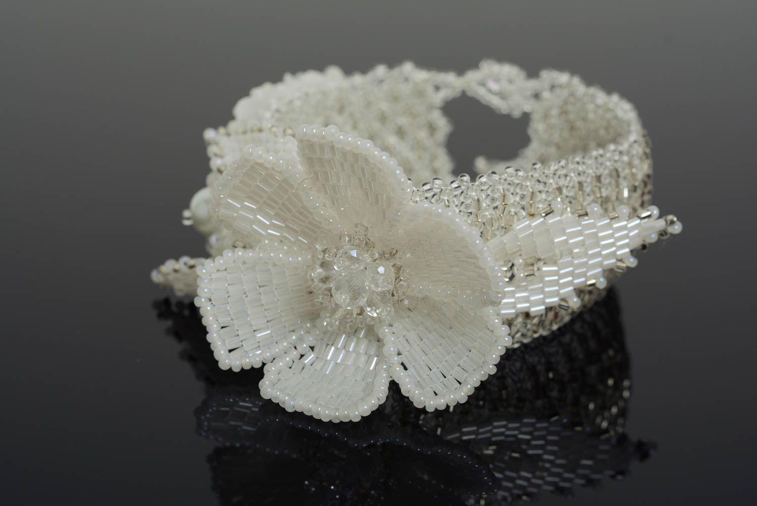 Белый браслет из бисера и бусин с цветком ручной работы плетеный нарядный для невесты фото 2