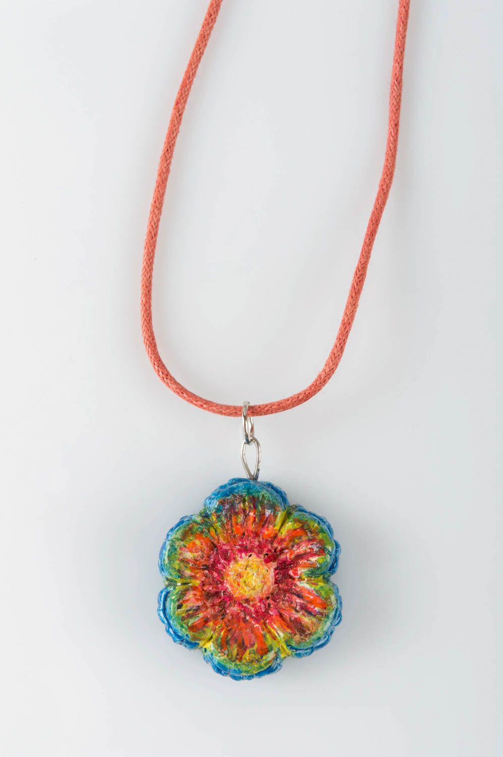 Глиняный кулон расписанный акварельными красками ручной работы в виде цветка фото 2