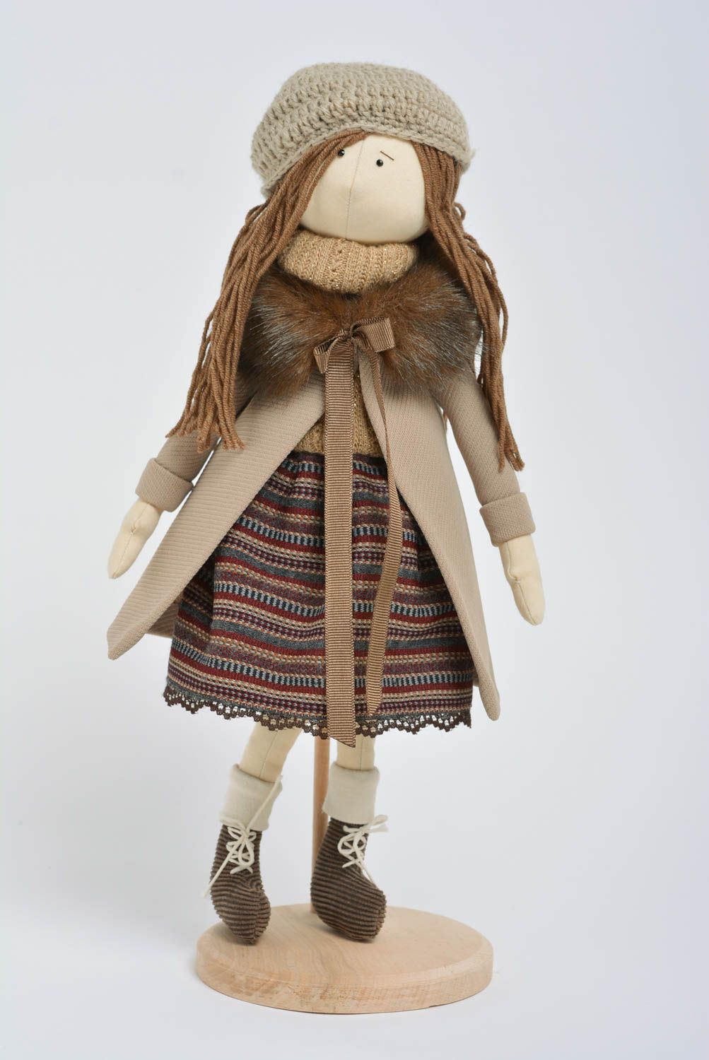Игрушка кукла из ткани девочка в пальто на подставке небольшая ручной работы  фото 1