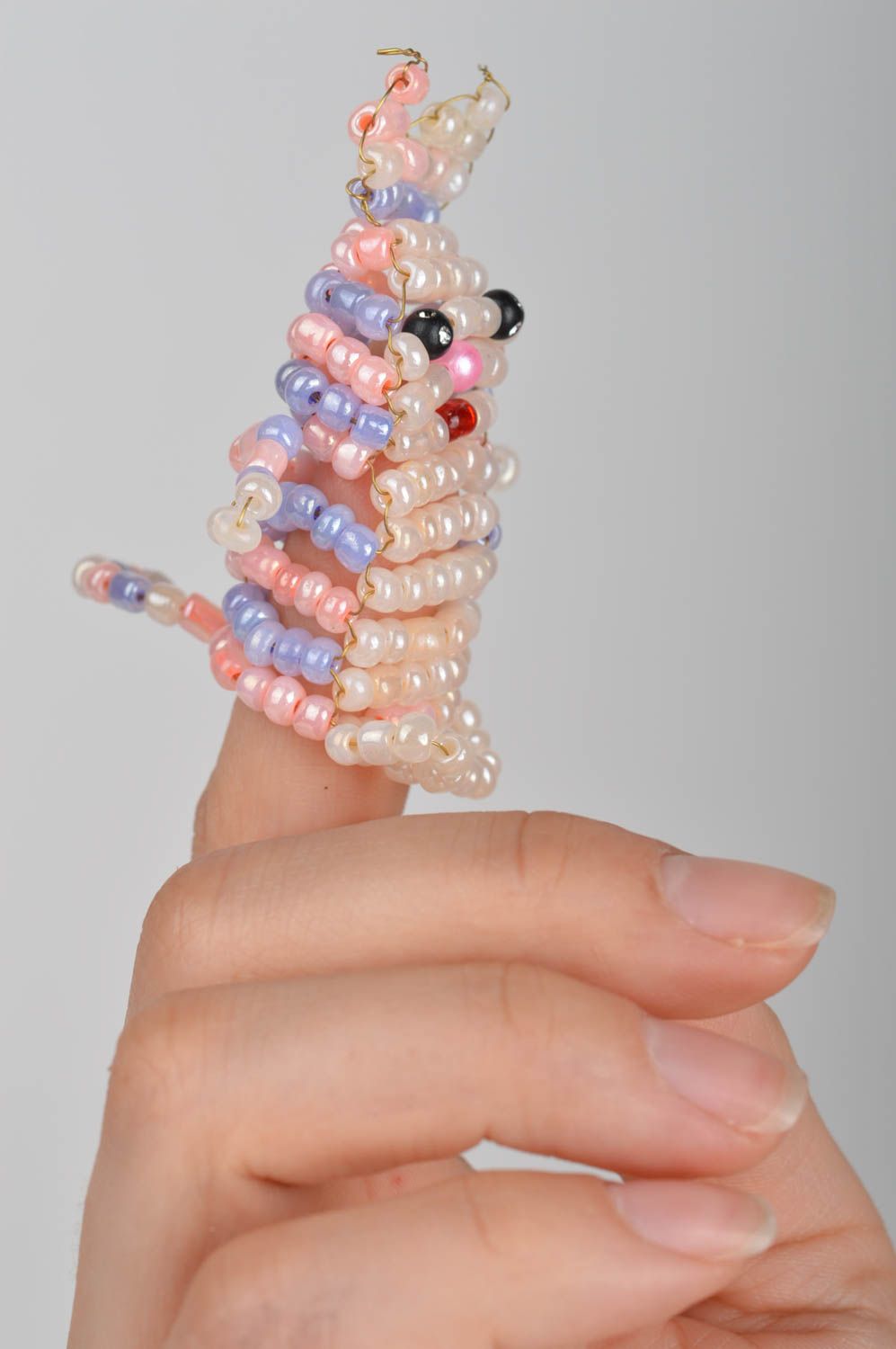 Пальчиковая игрушка котик белый забавный из китайского бисера ручной работы фото 4
