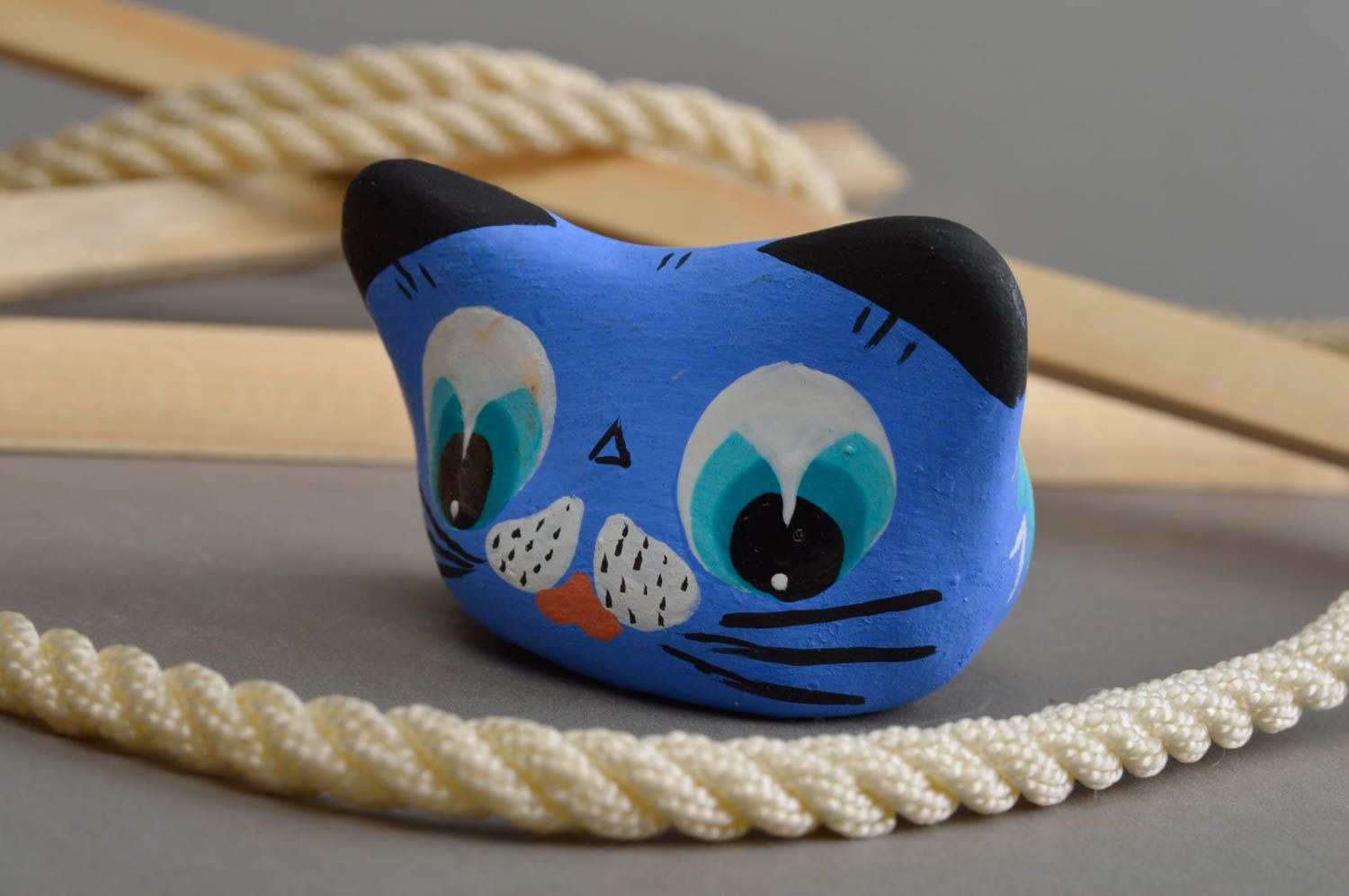 Синий керамический сувенир ручной работы из красной глины кот в цветочках фото 1