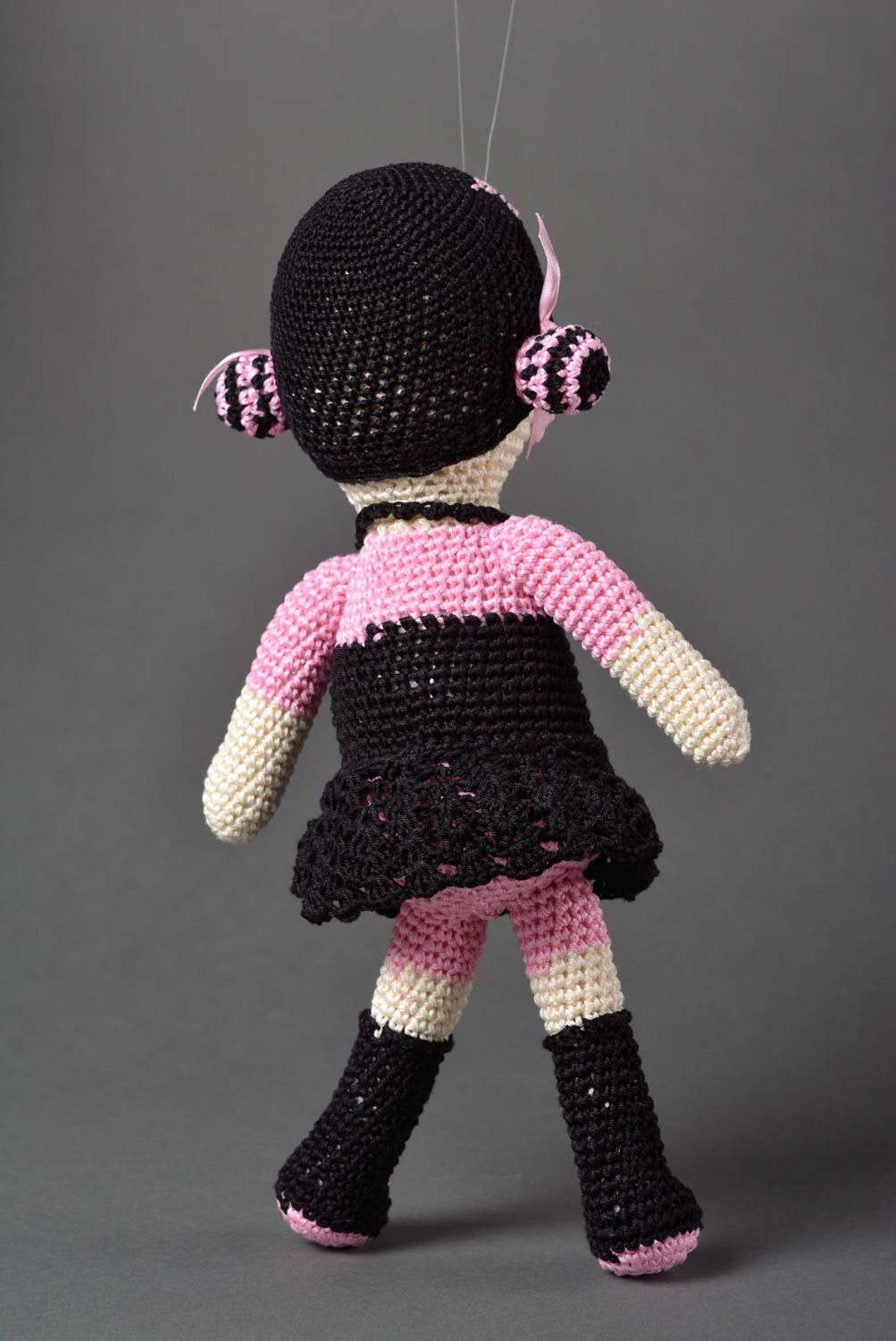 Poupée tricotée en coton Jouet fait main au crochet Cadeau enfant Fille en noir photo 4