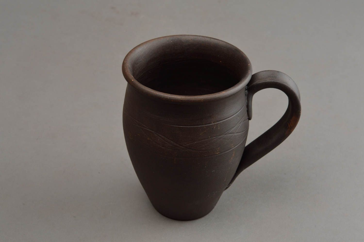 Глиняная чашка ручной работы в технике гончарства высокая темная авторская фото 3