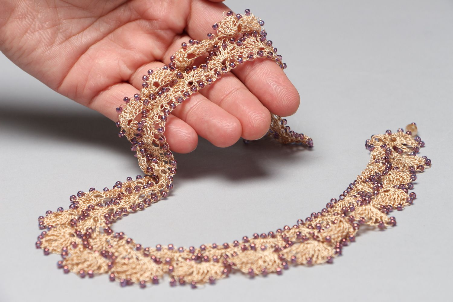 Beige lacy crochet necklace with beads photo 4