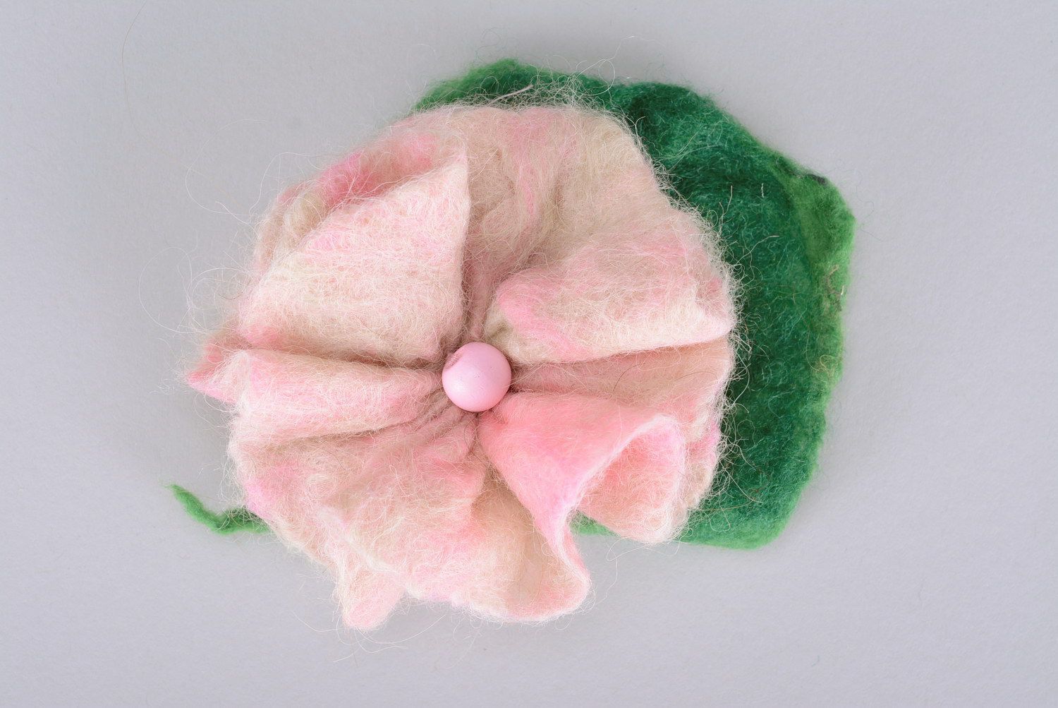 Broche faite main en laine feutrée fleur photo 1