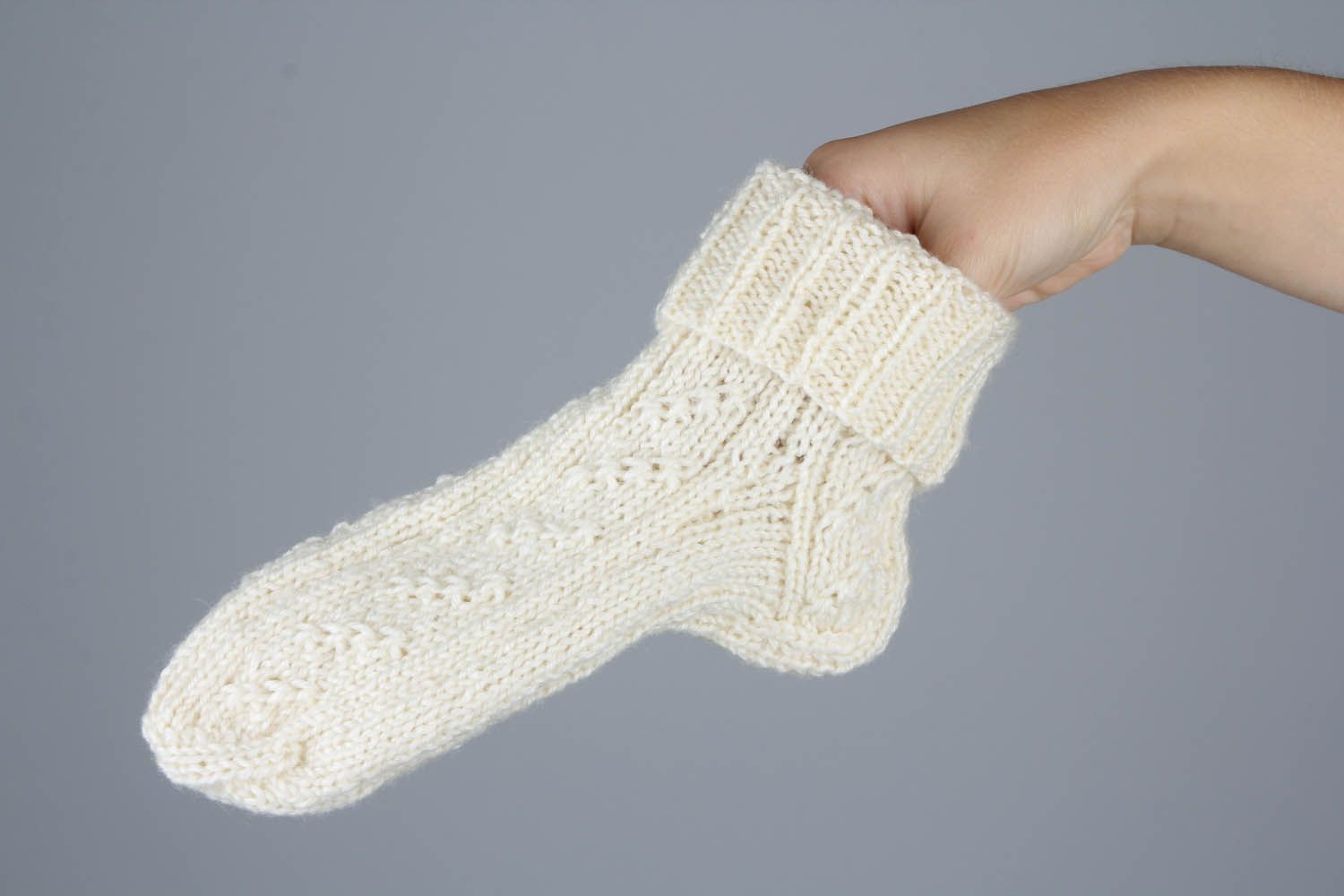 Белые вязаные носки фото 5