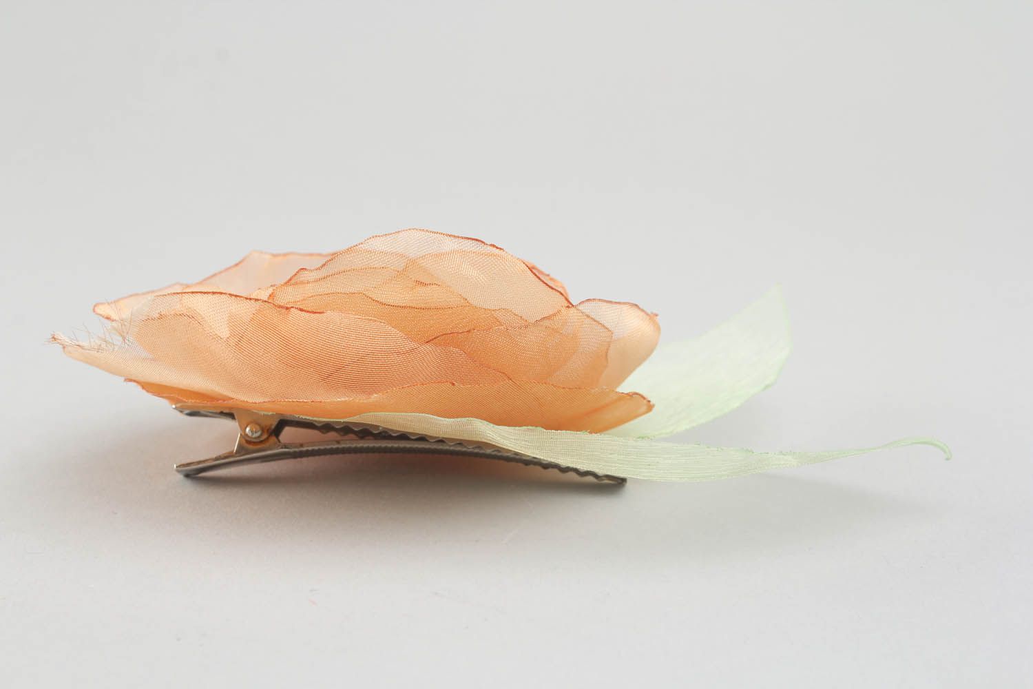Grampo de cabelo na forma de uma flor feito de tecido leve com acessórios de metal foto 2
