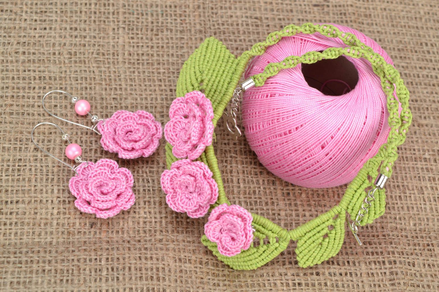 Ensemble de bijoux tricotés au crochet faits main collier et boucles d'oreilles photo 2