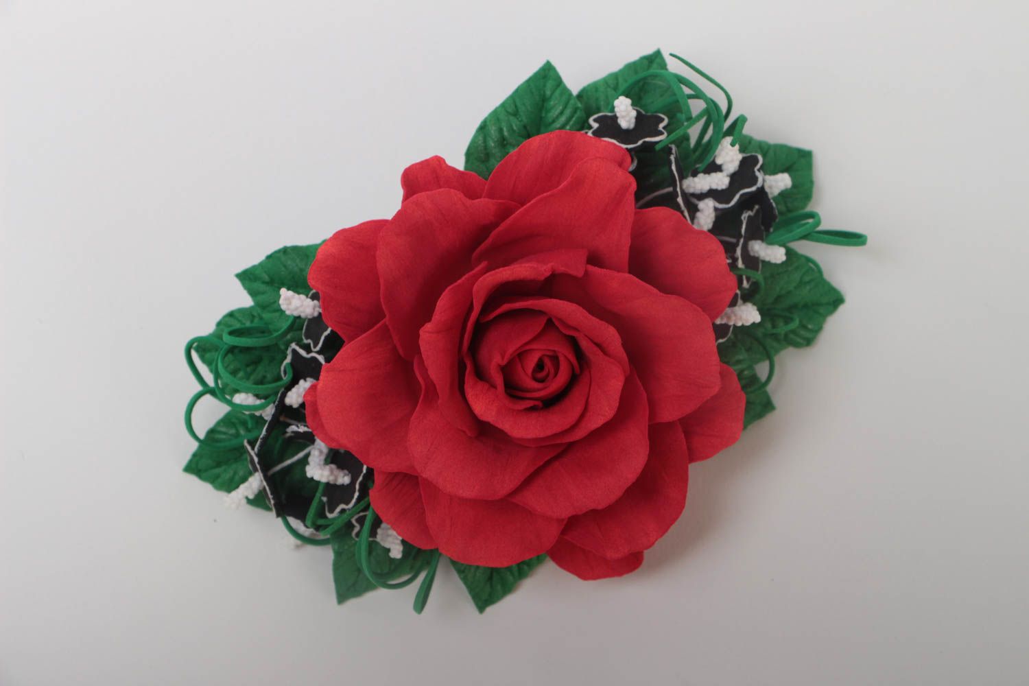 Schöne üppige originelle rote handgemachte Haarspange aus Foamiran Rosablume foto 2