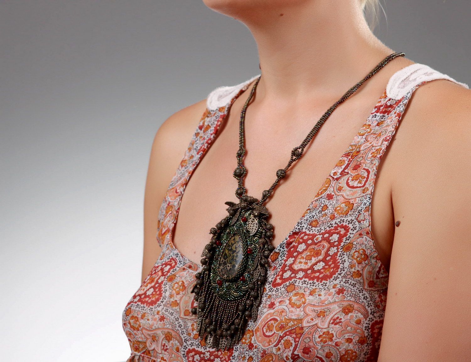 Pendentif en jaspe artisanal décoré de perles de rocailles photo 4