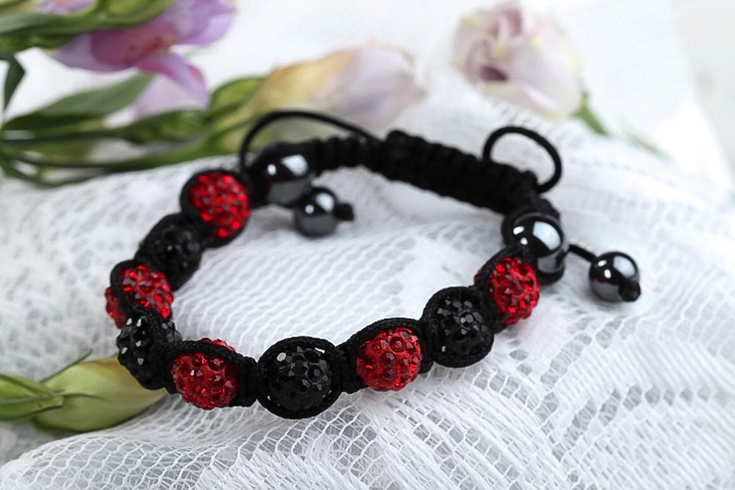 Bracelet tendance Bijou fait main en rouge et noir cadeau Accessoire femme photo 1