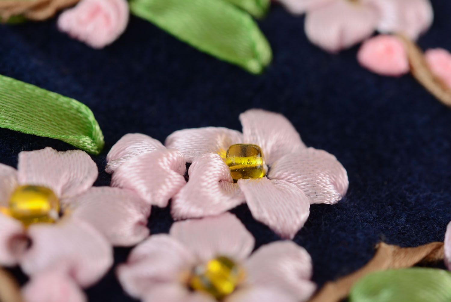 Capa azul para celular feita à mão com bordados Sakura foto 2
