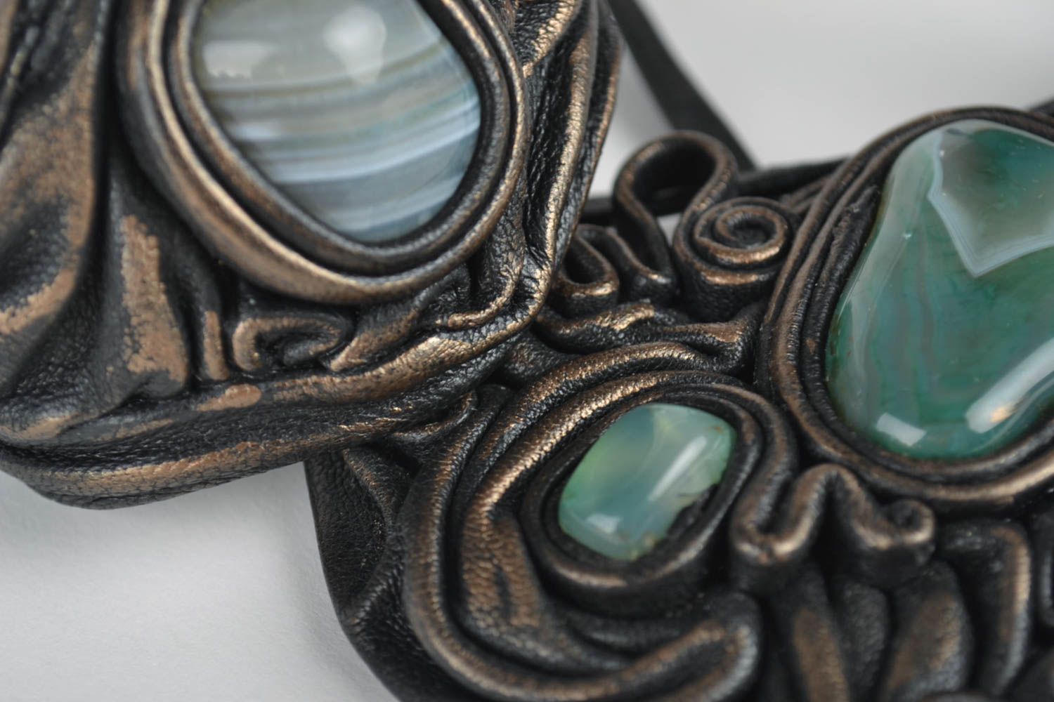 Bijoux en cuir et pierres Pendentif fait main Bracelet large Accessoire design photo 3
