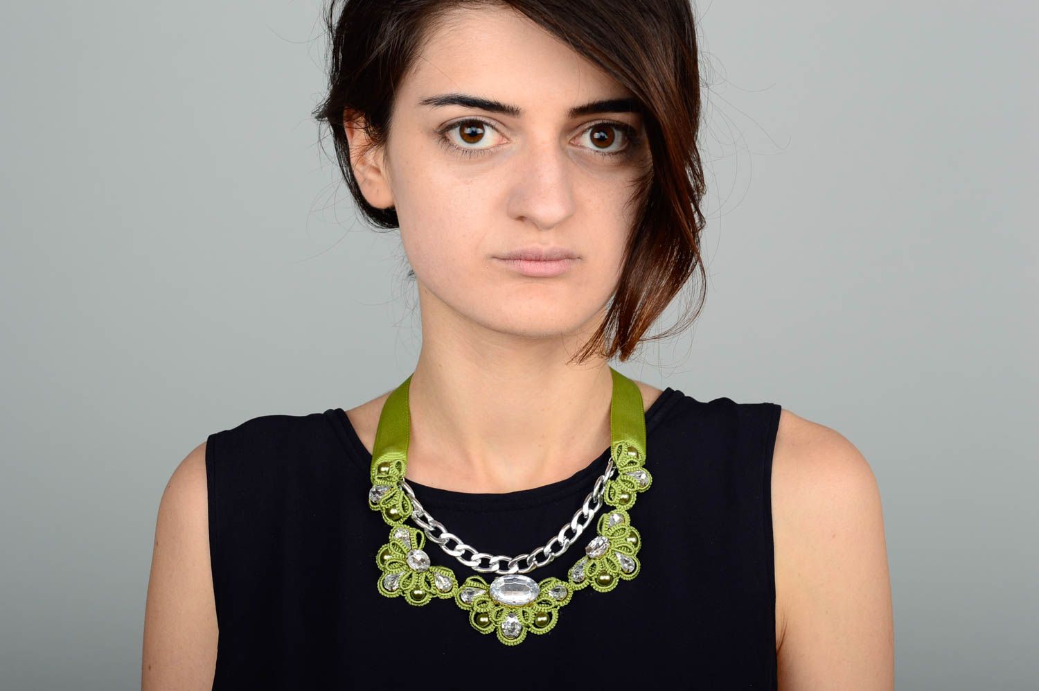 Collier textile Bijou fait main Accessoire femme vert sur ruban frivolité photo 5