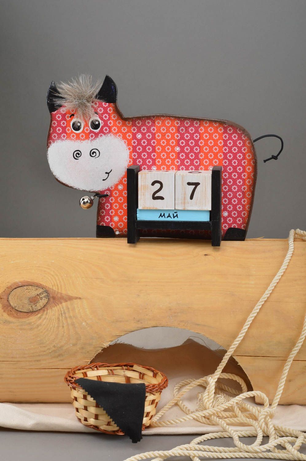 Детский календарь в виде коровки из фанеры декупаж в цветок ручной работы фото 1