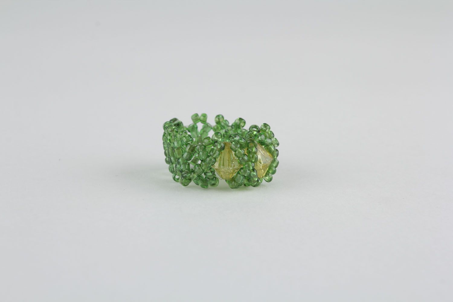 Зеленое кольцо из бисера фото 1