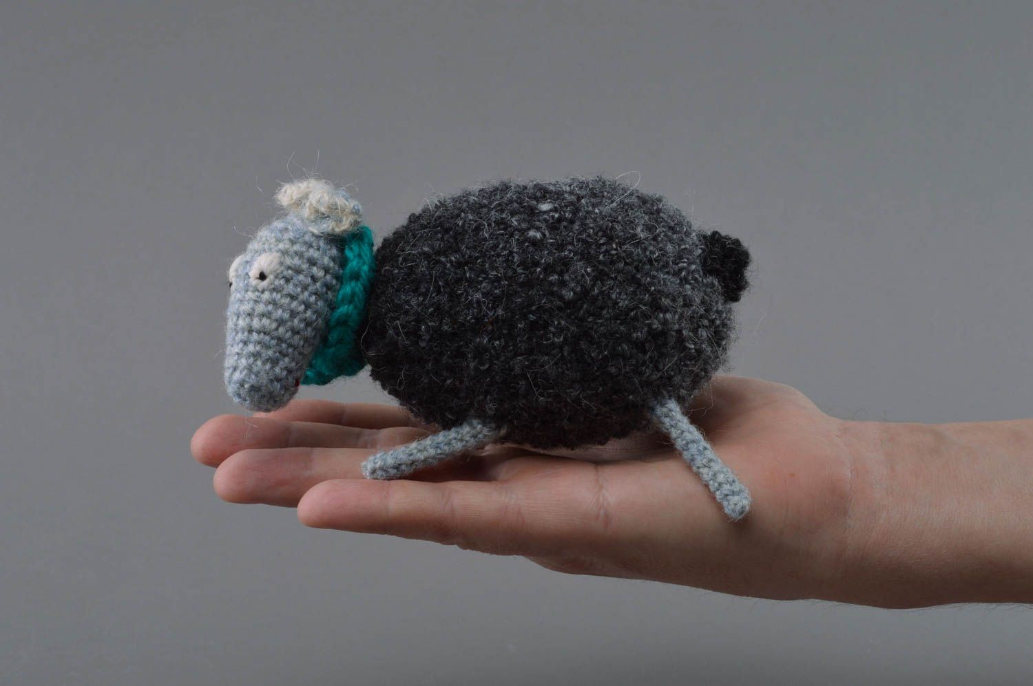 Jouet mouton gris tricoté en laine et acrylique petit fait main pour enfant photo 4