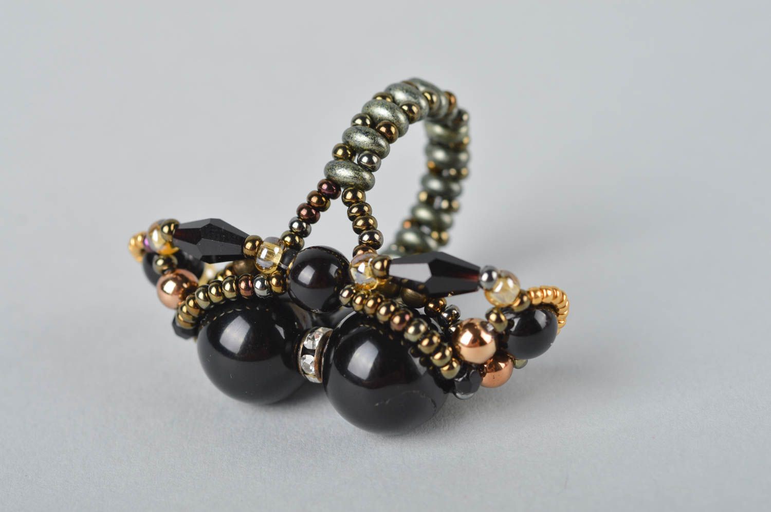 Кольцо ручной работы украшение из бисера красивое кольцо с черными бусинами фото 3