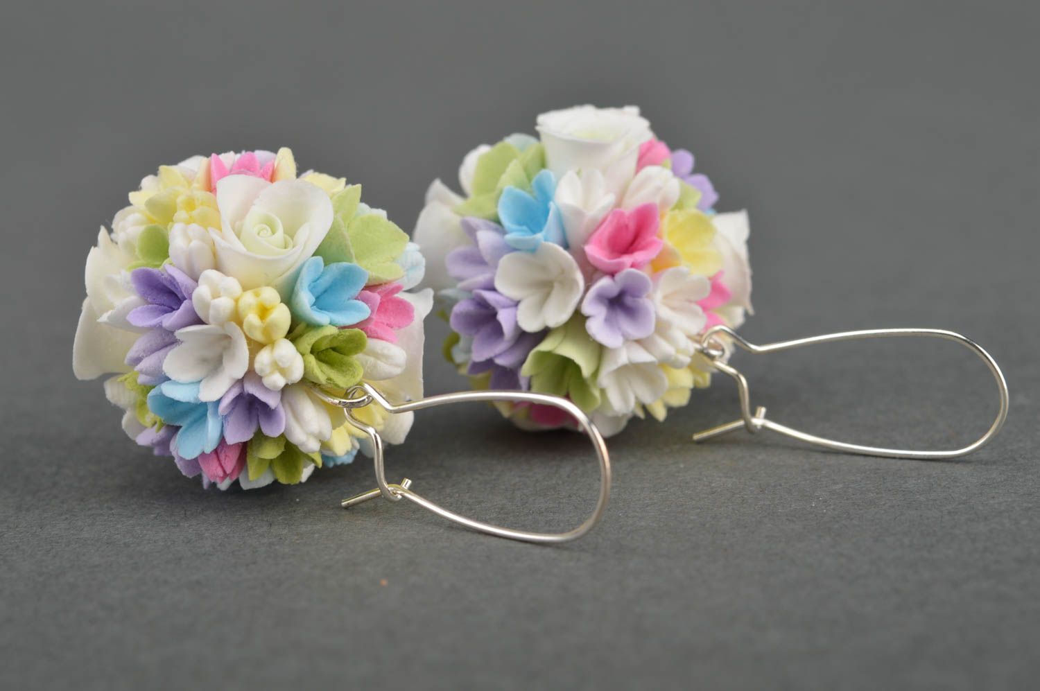 Lange handmade künstlerische Blumen Ohrringe aus Polymerton für Frauen gemacht foto 2