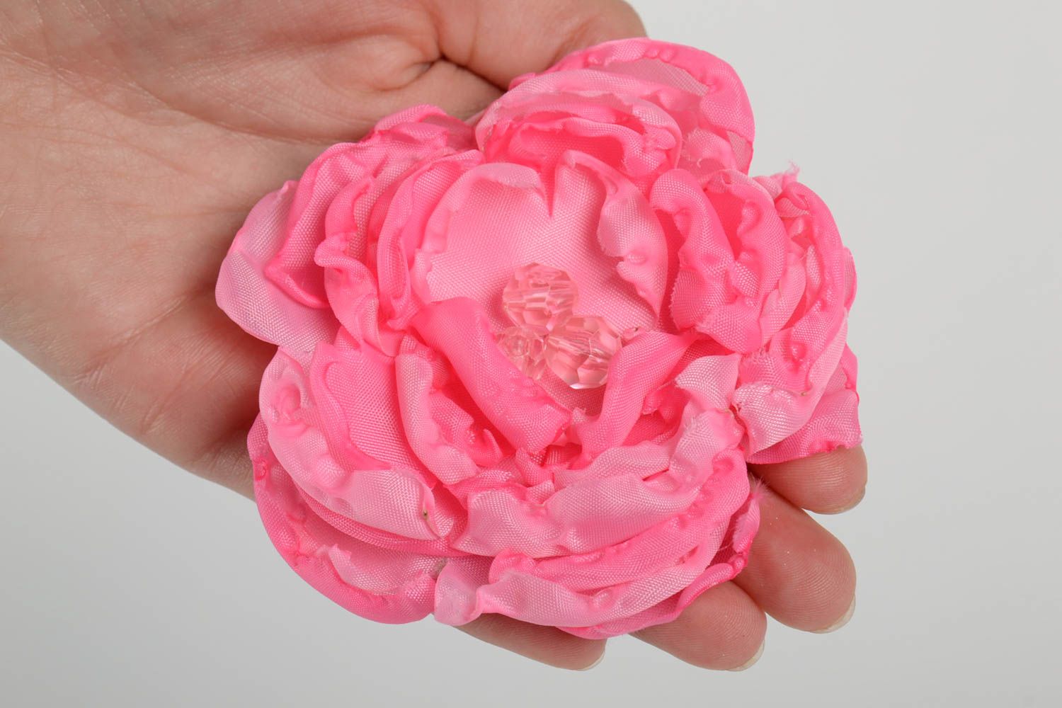 Розовая заколка из лент в виде легкого объемного цветка ручной работы зажим фото 5