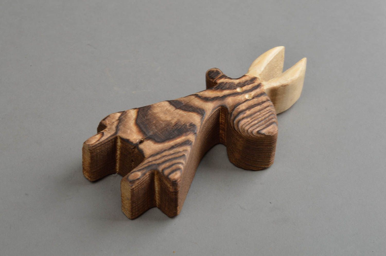 Figurine chèvre en bois de pin faite main marron écologique design original photo 4
