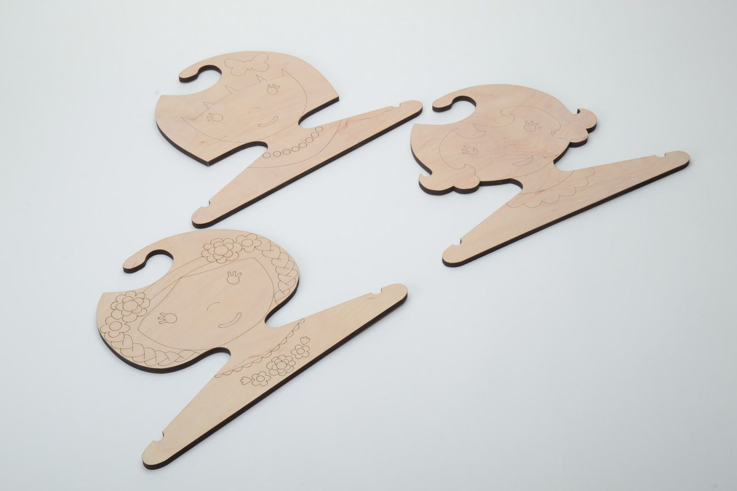 Cintres en bois pour enfant 3 pièces faits main en contreplaqué originaux photo 3