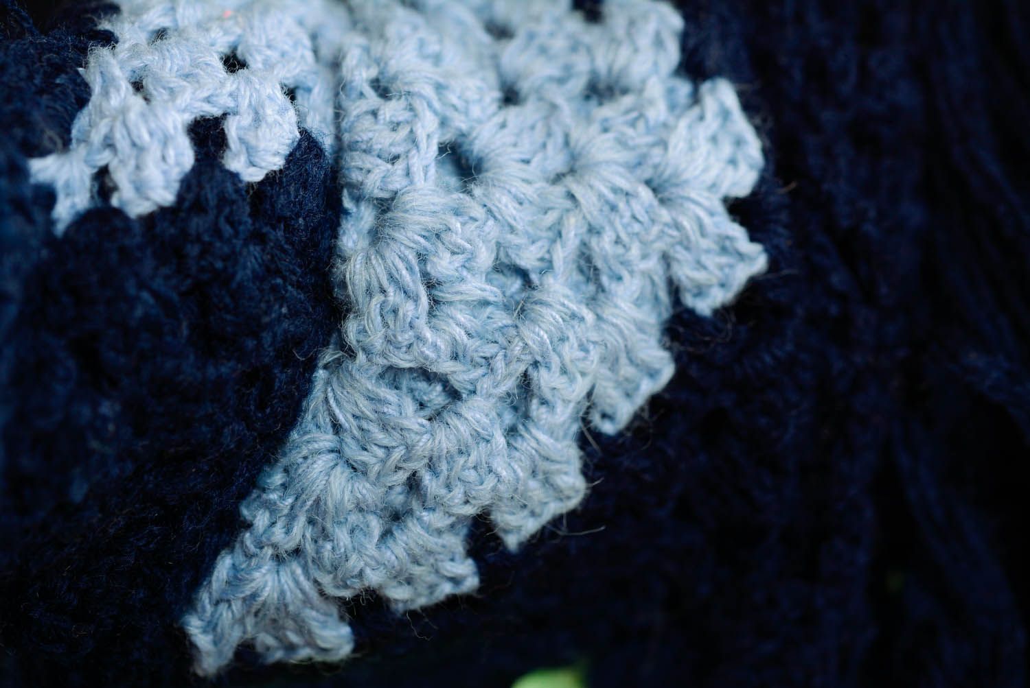 Châle tricoté main en demi-laine photo 4