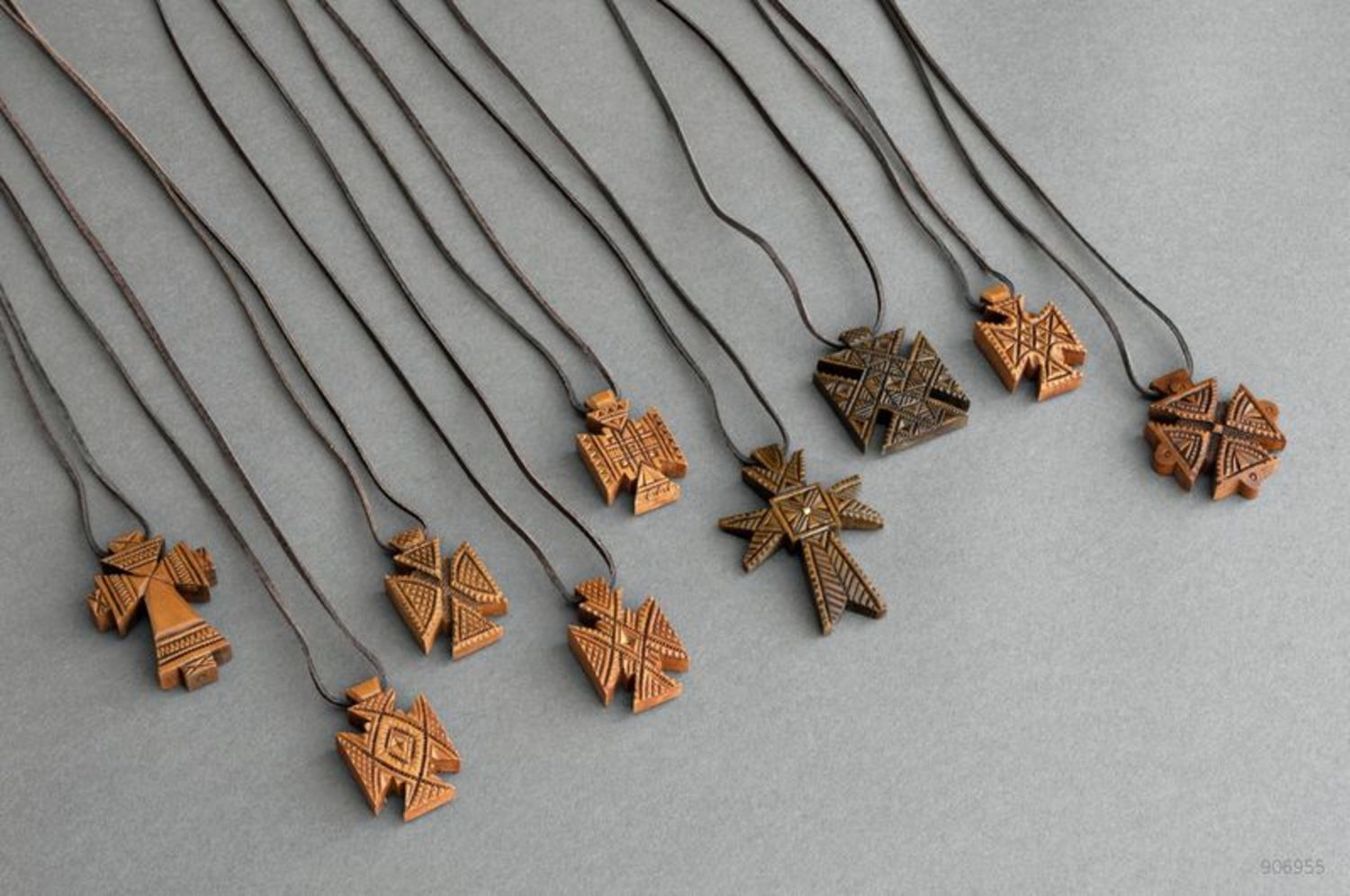 Croce di legno da collo fatta a mano croce intagliata in legno con laccio
 foto 4