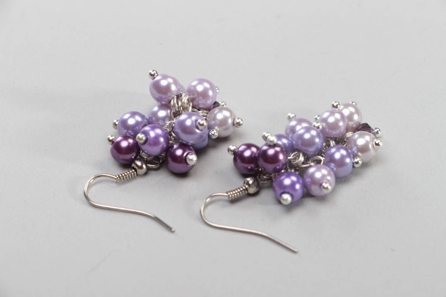 Violette schöne handmade Ohrringe aus Keramikperlen in Form der Weintrauben foto 4