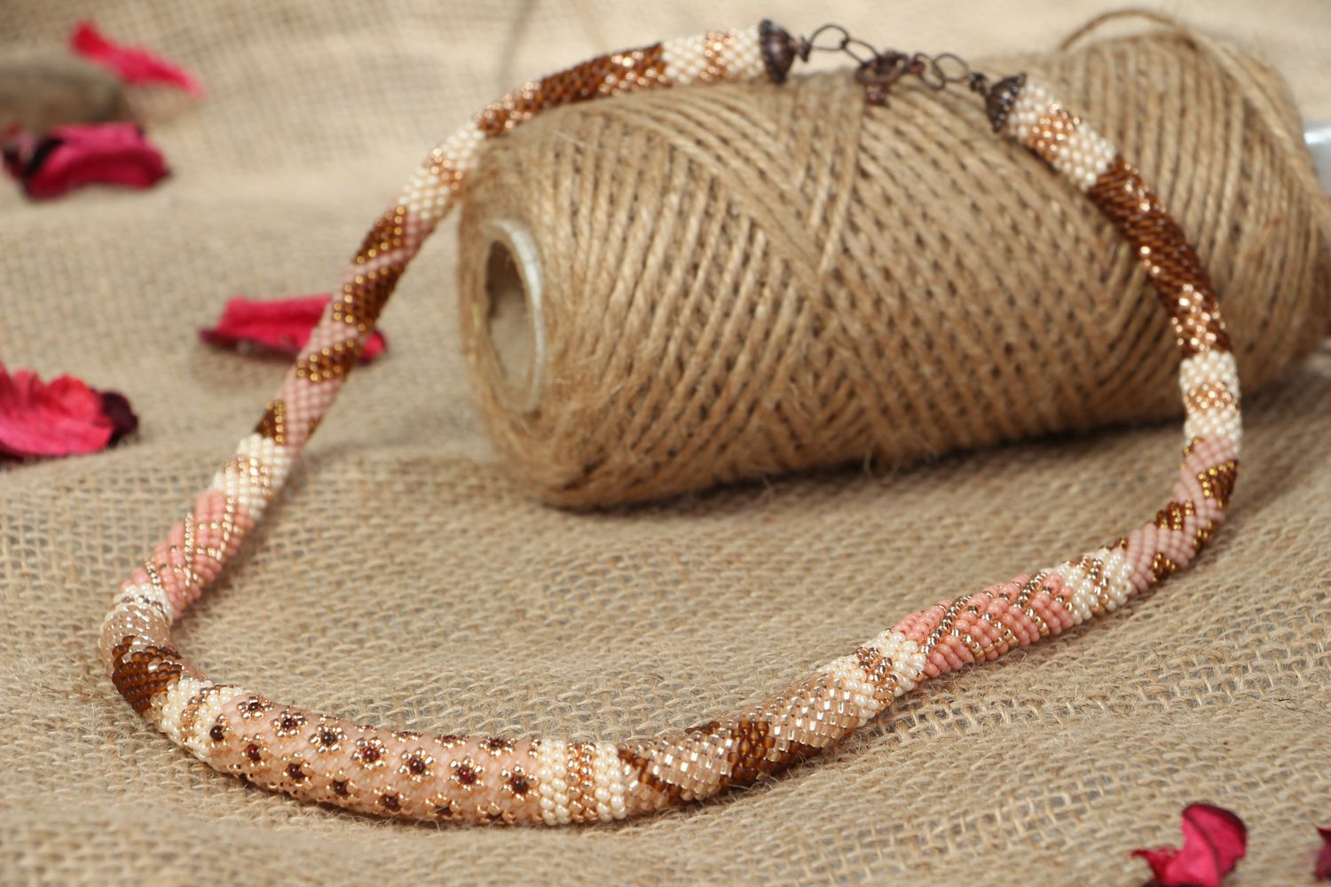 Collier crocheté en perles de rocailles original beige photo 5