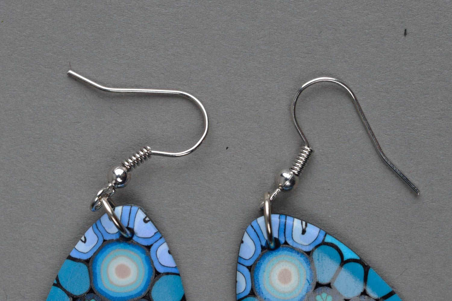 Lange originelle handmade Ohrringe aus Polymerton in Form von blauen Blättern foto 4