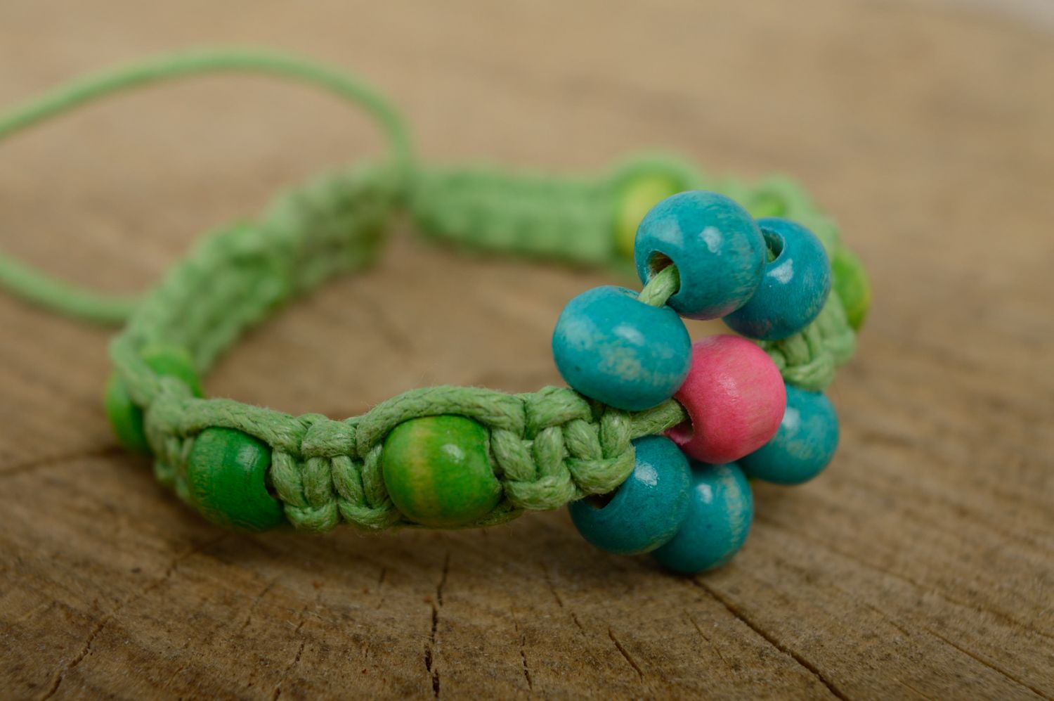Bracelet en macramé tressé lacet ciré et perles multicolores en bois fait main photo 1