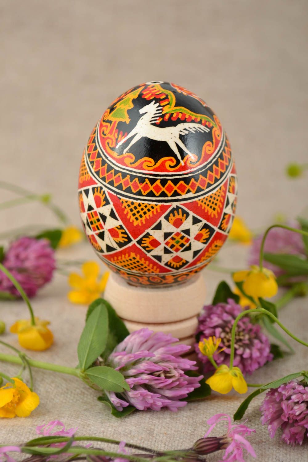 Куриное пасхальное яйцо расписанное акриловыми красками вручную с бегущим конем фото 1