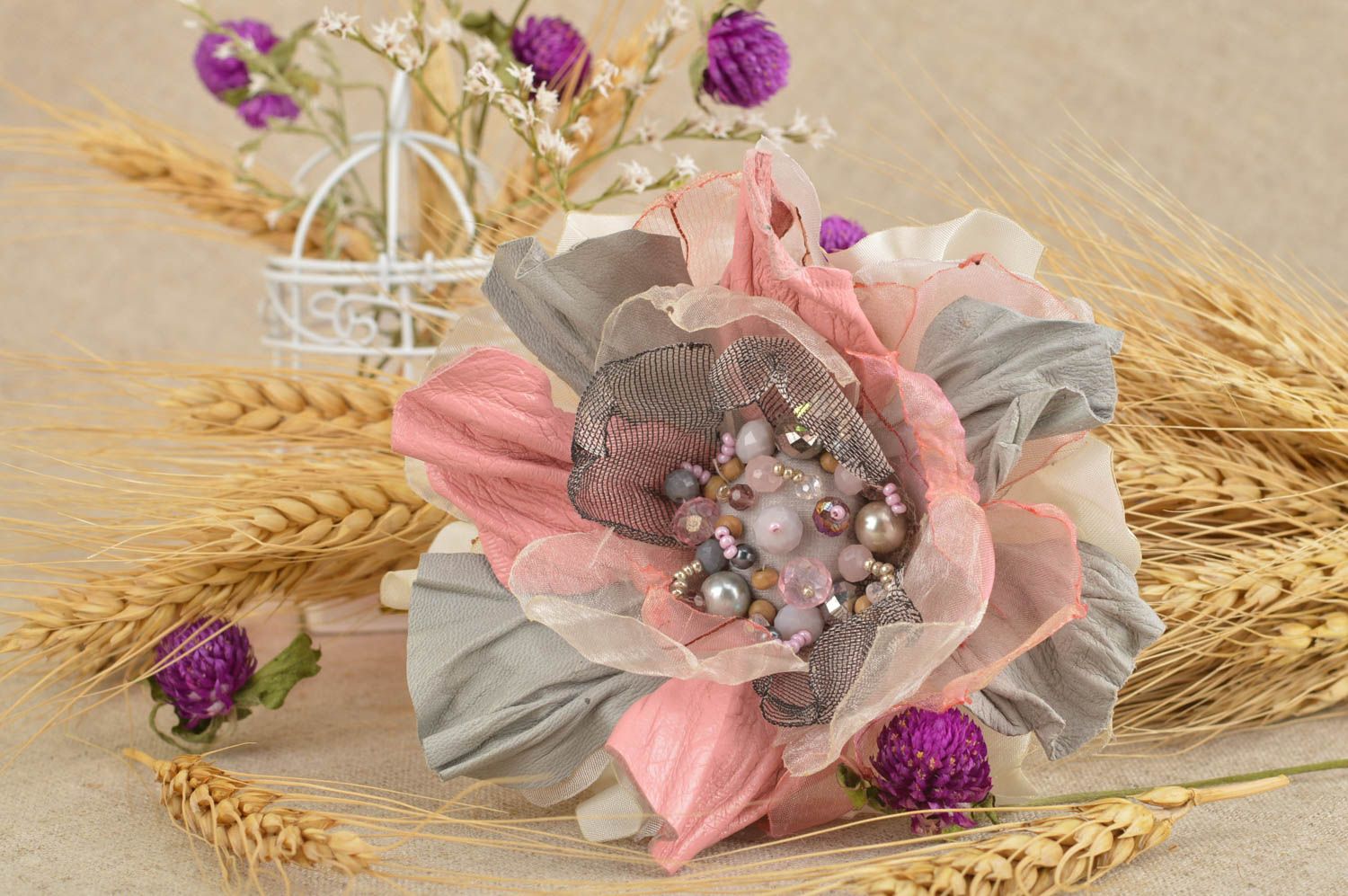 Handmade Blumen Brosche Leder Schmuck Designer Accessoire grau rosa Geschenk foto 1