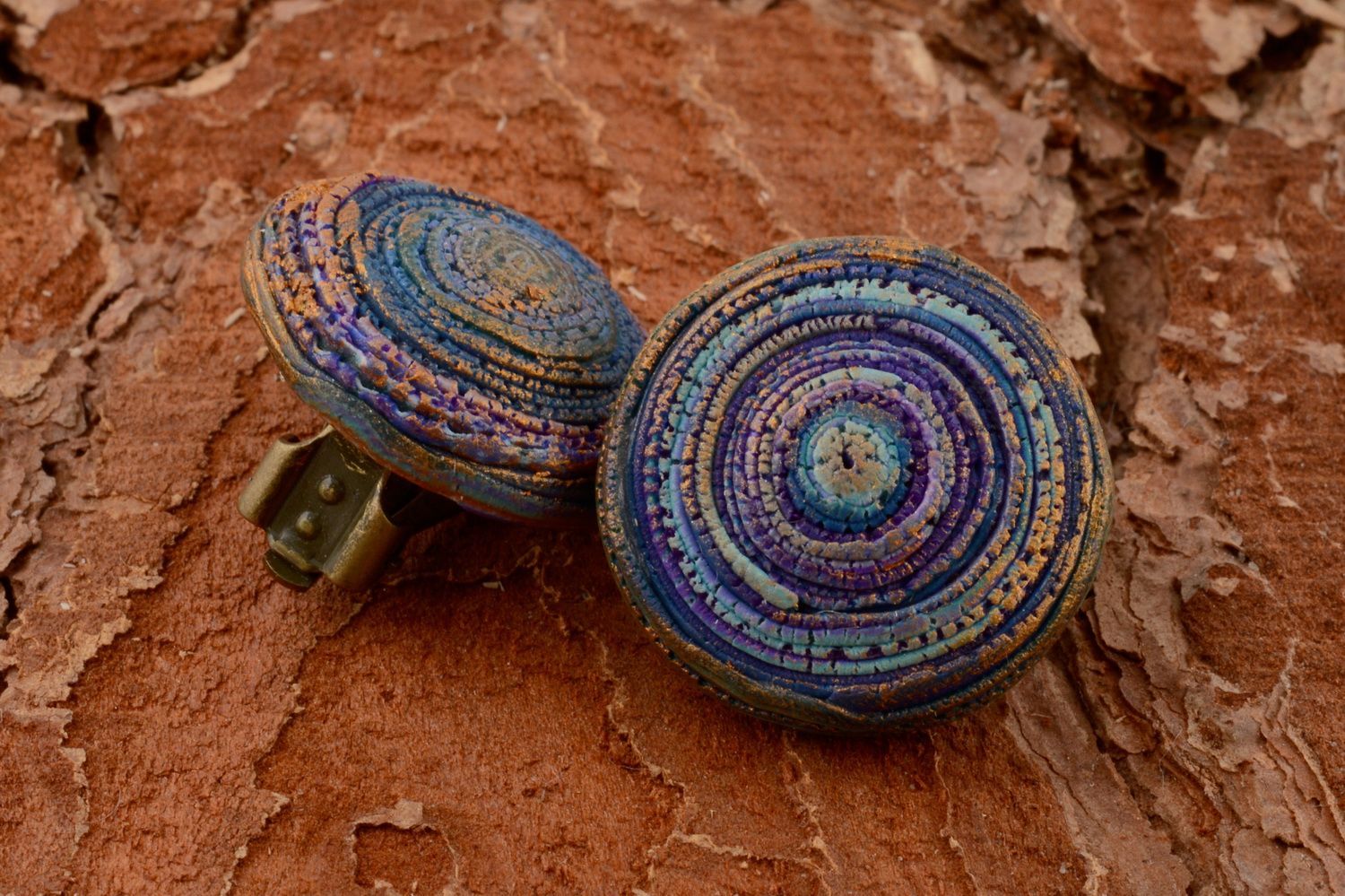 Handgemachte schöne nicht große runde Ohrringe Clips aus Polymer Ton in Blau foto 1