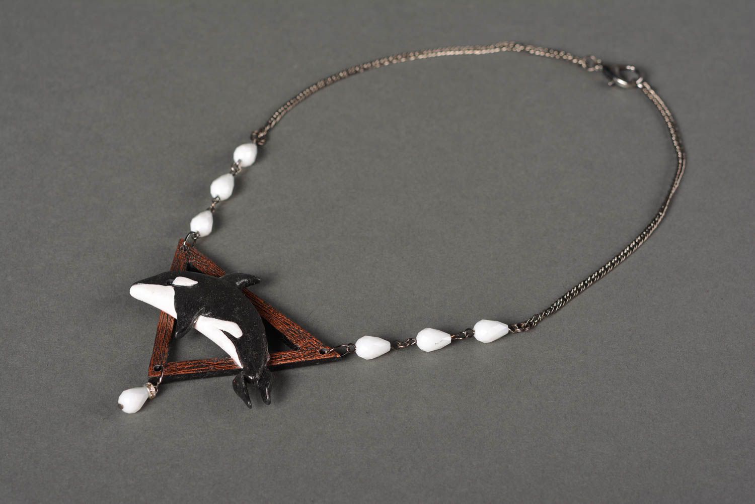 Pendentif orque Bijou fait main triangulaire en pâte polymère Cadeau original photo 3