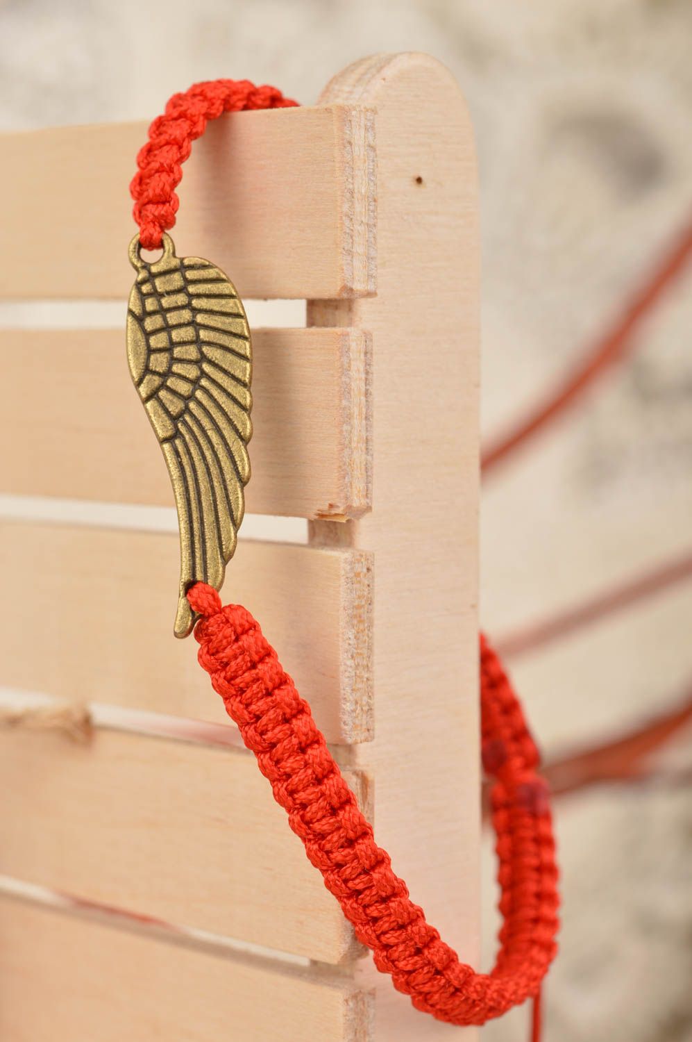 Pulsera trenzada de hilos de seda roja original hecha a mano ala de ángel foto 1