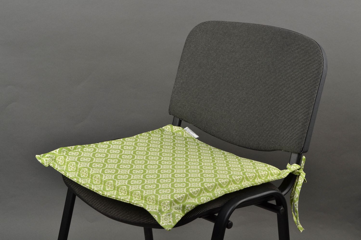 Плоская подушка на стул оливкового цвета фото 2