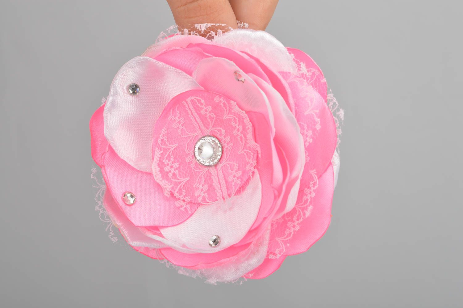 Розовая брошь цветок из атласа и кружева ручной работы нарядная для девочки фото 3